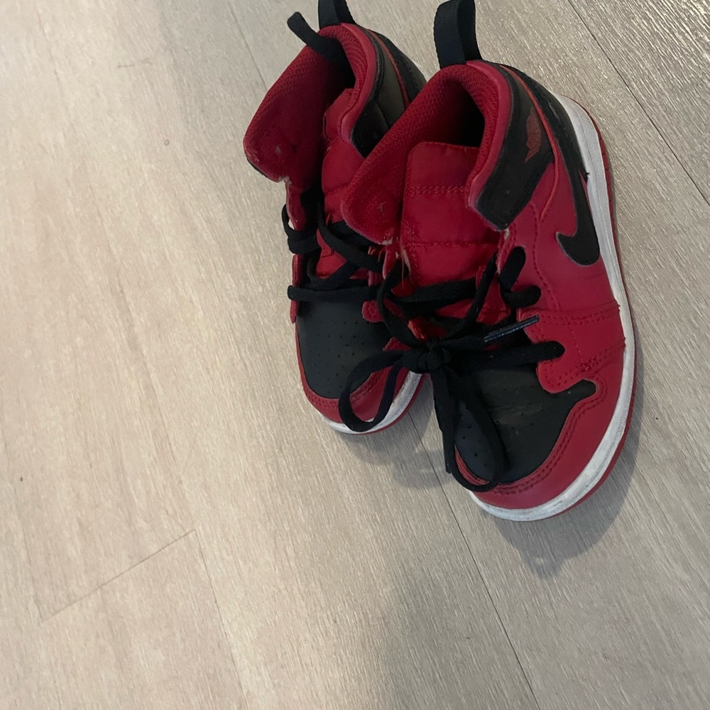 A pair of black and red Jordan size 4c
